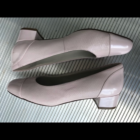 Trotters Women’s Danelle Dress Pump - Picture 2 of 4